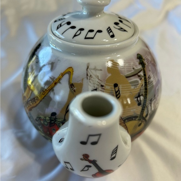 Cardew Design Musical Notes Ceramic Teapot - Picture 5 of 13
